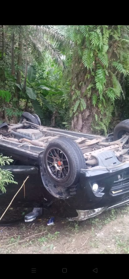 Mobil Avanza Terbalik Nyaris Mengenai Rumah Warga