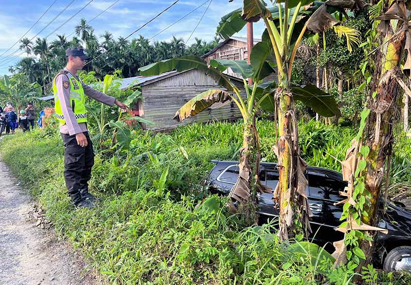 Mobil Inova Bawa 5 Penumpang Masuk Parit di Desa Muntialo Betara