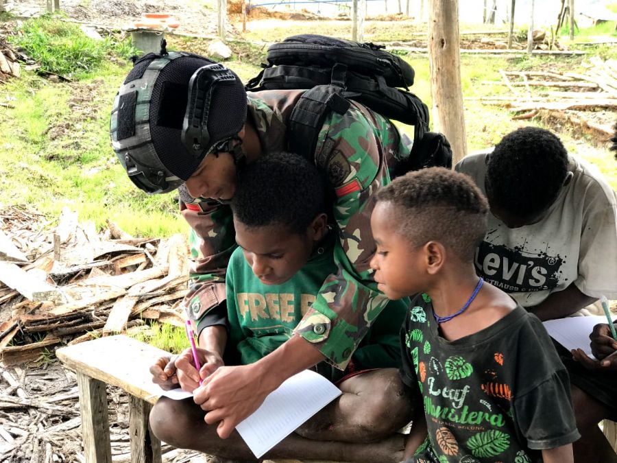 Pacu Semangat dan Motivasi Belajar! Satgas Yonif Raider 321/GT Turut Cerdaskan Generasi Muda Papua