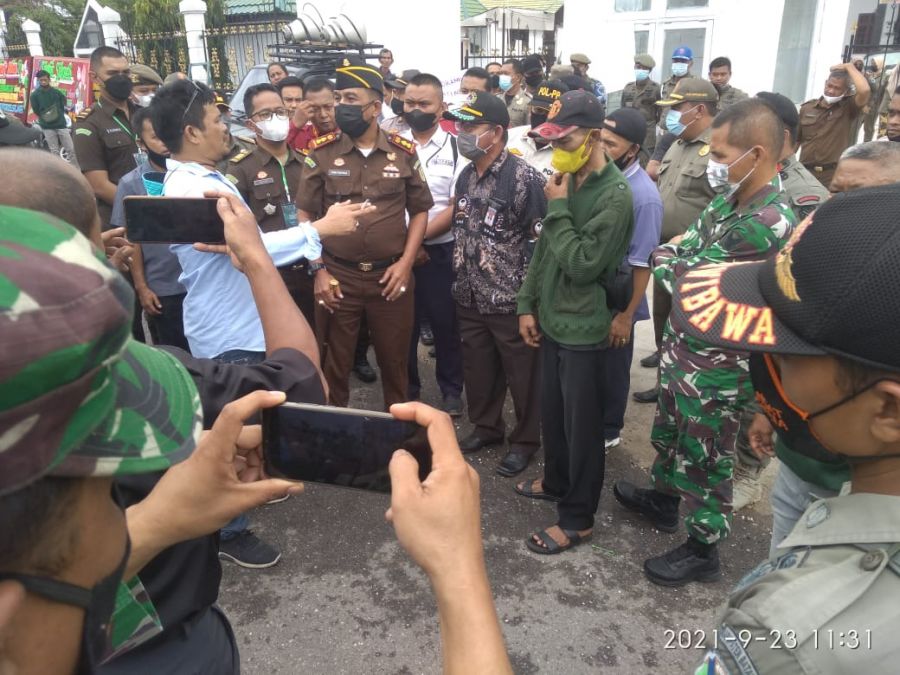Para Demonstran Hadiahi Keranda Mayat Kepala Kejari dan Ketua PN Muara Bulian