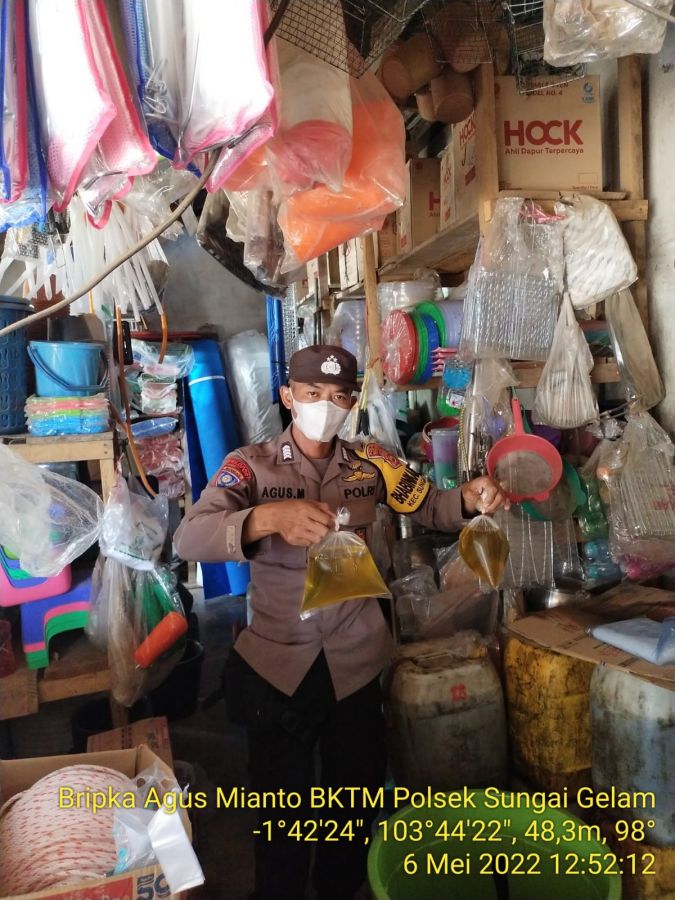 Pasca Idul Fitri 1443 H, Bhabinkamtibmas  monitoring  Stok Minyak Curah di Desa Kebun IX