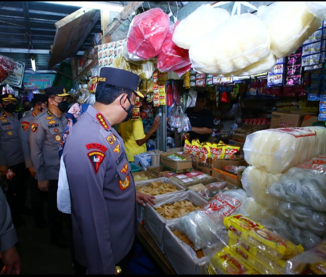 Pastikan Stok Minyak Goreng Aman, Kapolri Tinjau Langsung ke Pasar