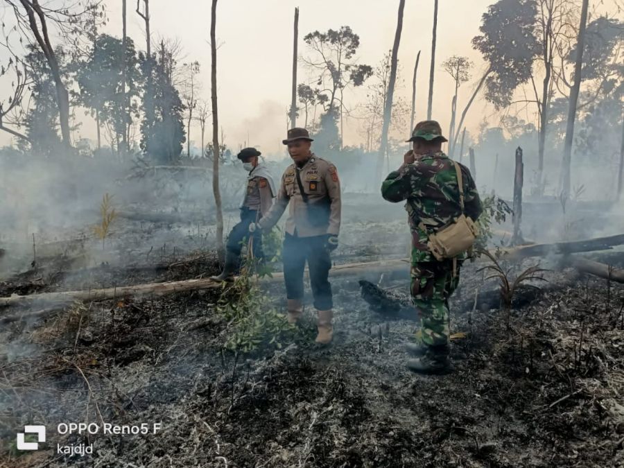 Patroli Karhutla TNI-Polri, Bantu Suku Anak Dalam Padamkan Api