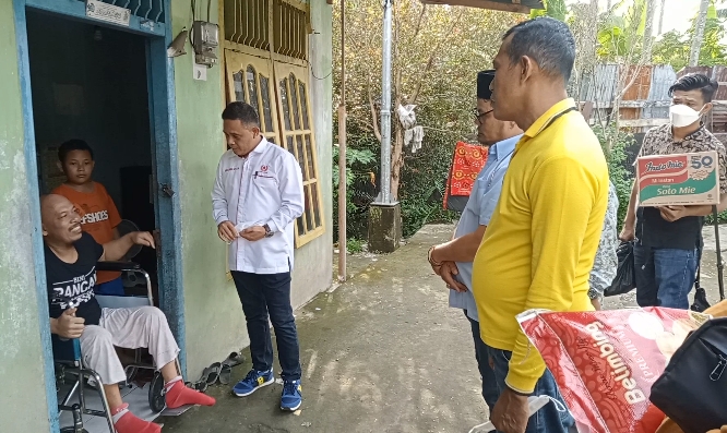 Peduli Sesama, Budi Setiawan Beri Bantuan Kursi Roda dan Sembako Kepada Warga