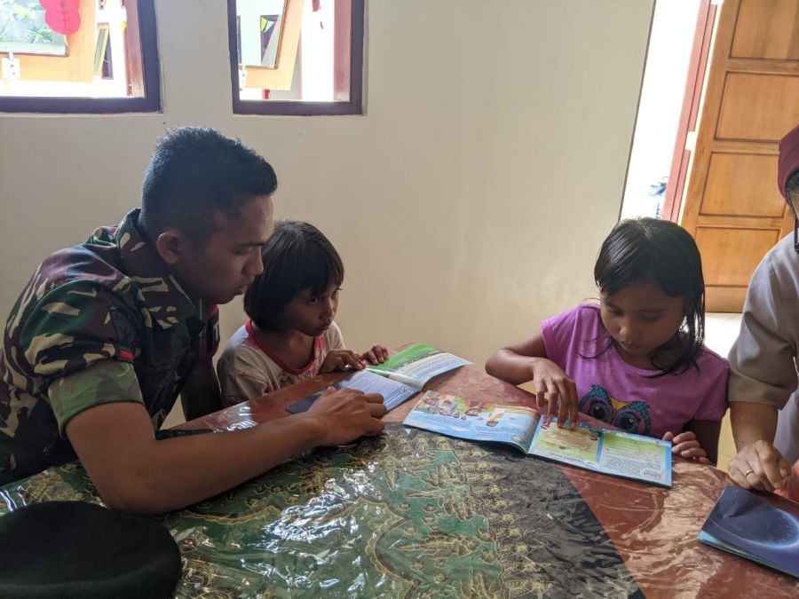 Satgas Yonarmed 1 Kostrad Kunjungi dan Beri Bantuan Kepada Panti Asuhan