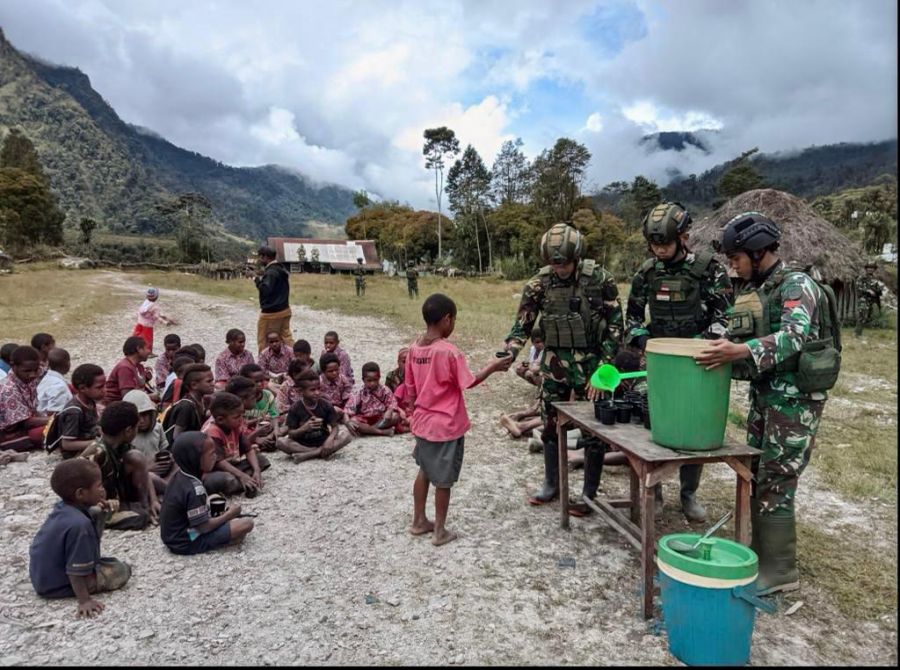Peduli Terhadap Sesama, Satgas Yonif Raider 321/GT/13/1 Kostrad Bagikan Bubur Kacang Hijau