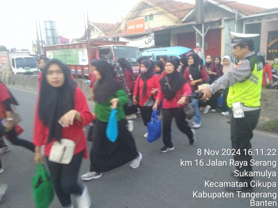 Pengamanan Jam Pulang Kerja, Polsek Cikupa Atur Lalu Lintas di Jalan Raya Serang