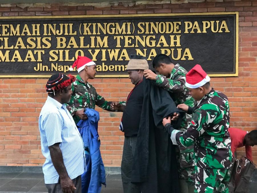Penuh Damai dan Suka cita! Prajurit Cakra Jawara Rayakan Natal Bersama Masyarakat Jayawijaya Papua