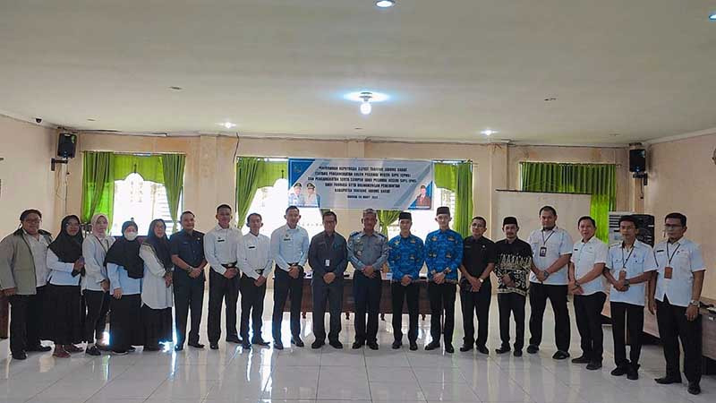 Kepala BKPSDM Tanjab Barat Serahan SK CPNS dan Pengangkatan PNS dari Formasi STTD
