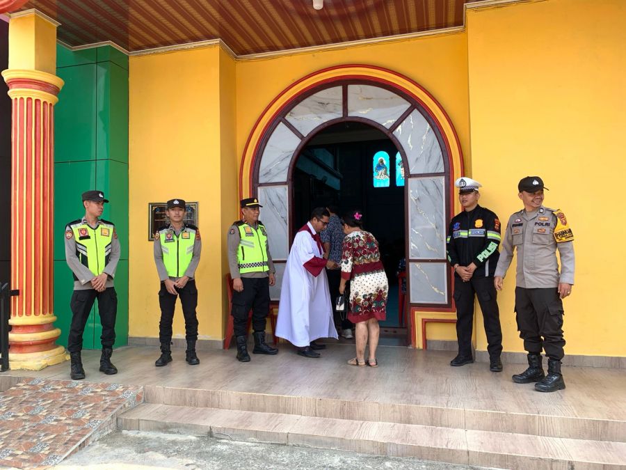 Personil Polres Tanjab barat Lakukan Pengamanan Ibadah Di Gereja, Pastikan Situasi Aman dan Lancar