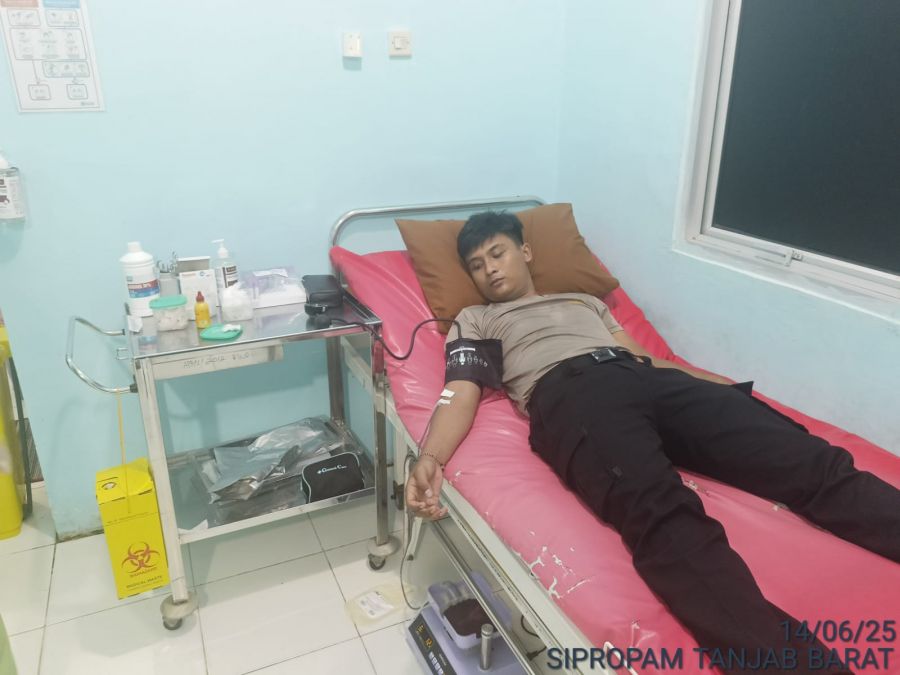 Personil Polres Tanjab Barat melakukan Donor Darah dalam Rangka HUT Bhayangkara ke-79