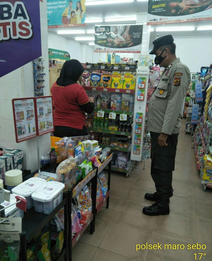 Personil SPK Polsek Maro Sebo Monitoring Stok Minyak Goreng