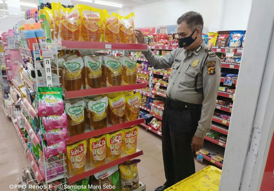 Personil SPK Polsek Maro Sebo Monitoring Ketersediaan Minyak Goreng