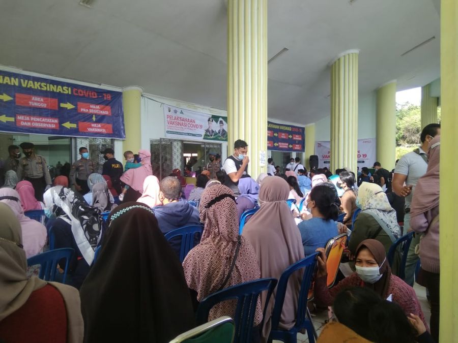 Pihak Panitia Gagal Atasi Kerumunan Vaksinasi di UIN Sultan Thaha Syaifuddin Jambi