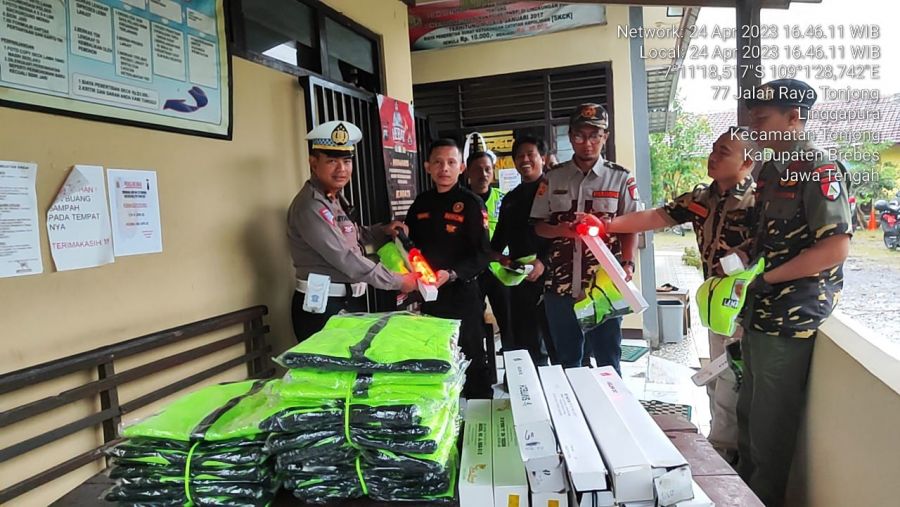 Polres Brebes Serahkan Rompi Lalin ke Personel Senkom di Brebes