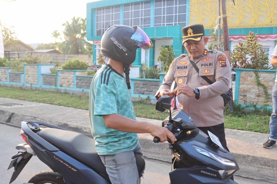Polres Tanjab Barat Bagikan 300 Bendera Merah Putih kepada Pengguna Jalan Sambut HUT RI Ke-81
