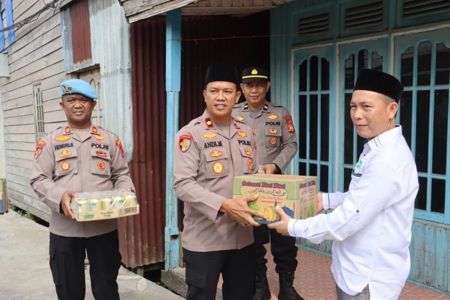 Polres Tanjab Barat Salurkan Bingkisan Lebaran kepada Tokoh Agama dan Masyarakat