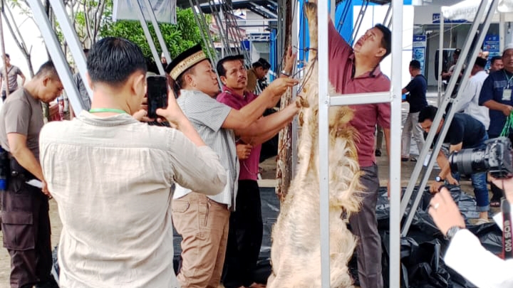 Polres Tanjabbar Gelar Qurban Idul Adha 1446 H, Bagikan Daging ke Panti Asuhan dan Warga Kurang Mamp