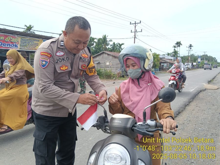 Polres Tanjung Jabung Barat Bagikan 900 Bendera Merah Putih Sambut HUT RI ke-80