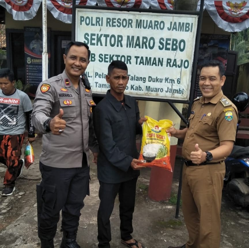 Polri Bagikan Paket Sembako di Taman Rajo