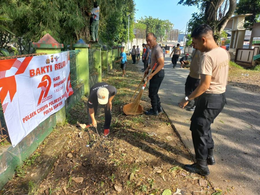Polsek Cikupa Gelar Aksi Bersih-Bersih Sambut HUT Bhayangkara ke-79