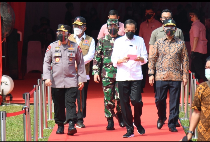 Presiden Jokowi Tinjau Vaksinasi Serentak Se-Indonesia Jelang HUT Bhayangkara ke-75 