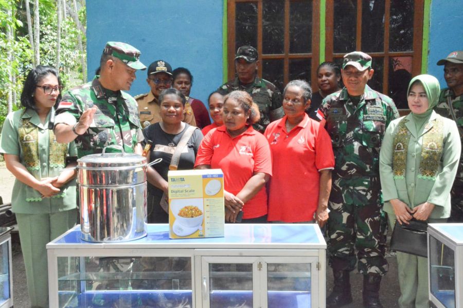 Produk UMKM Mama Papua Semakin Berkembang, Danrem JO Serahkan Bantuan Sarana dan Prasarana Pendukung