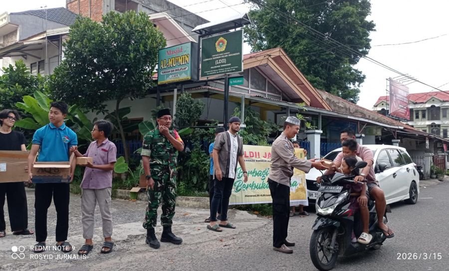 Ramadan Penuh Berkah, LDII Tambaksari Kolaborasi dengan TNI-Polri Bagikan Takjil Gratis