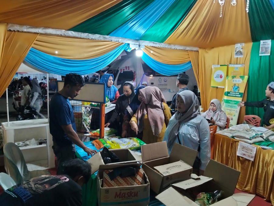 Ramaikan Bazar HUT Tanjab Barat, Bulog Tawarkan Sembako Murah untuk Warga