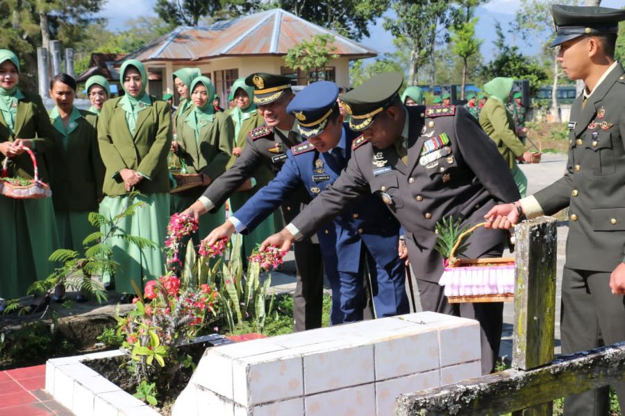 Rangkaian Peringatan HUT Ke-77, TNI di Jayawijaya Melaksanakan Ziarah Ke TMP Wamena