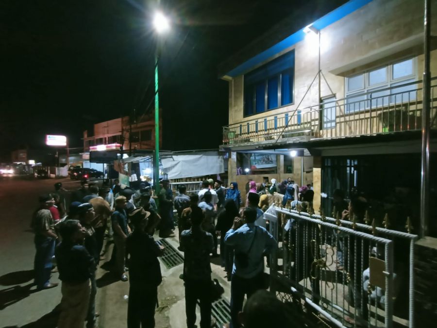 Ratusan Warga Datangi Rumah Budi Setiawan 