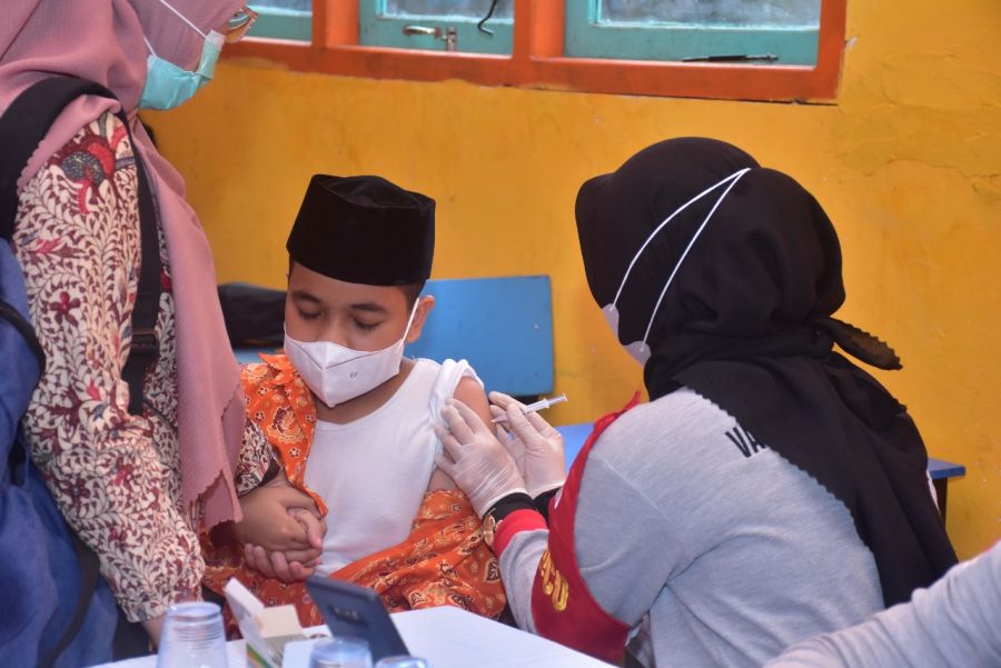 Reaksi Anak Anak SD di Jambi Timur saat Divaksin