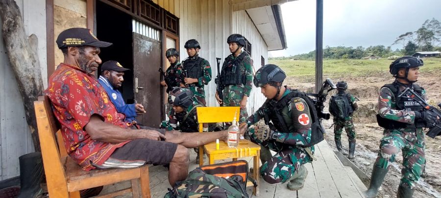 Respon Cepat, Tim Kesehatan Satgas Yonif Raider 321/GT/13/1 Kostrad Beri Pertolongan Pertama Warga