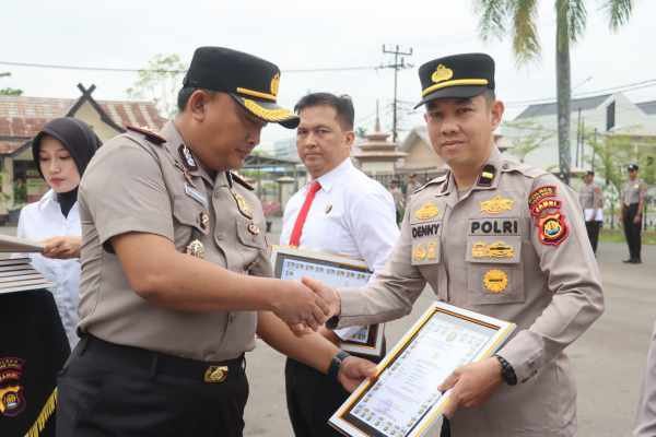 Respons Cepat Layanan 110, Kapolres Tanjab Barat Berikan Penghargaan kepada 9 Personel Berprestasi