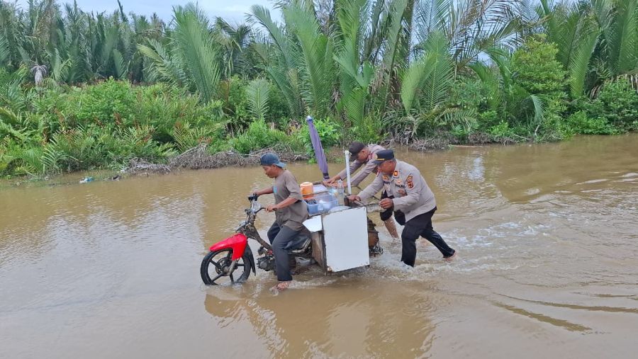 Rob Rendam Jalan ke Pelabuhan Roro Kuala Tungkal, Polisi Siaga dan Lakukan Evakuasi
