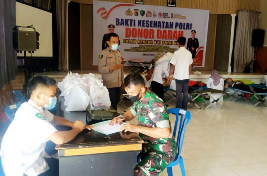 Sambut HUT Bhayangkara ke 76, Personel Kodim 1615/Lotim Ikut Donor Darah