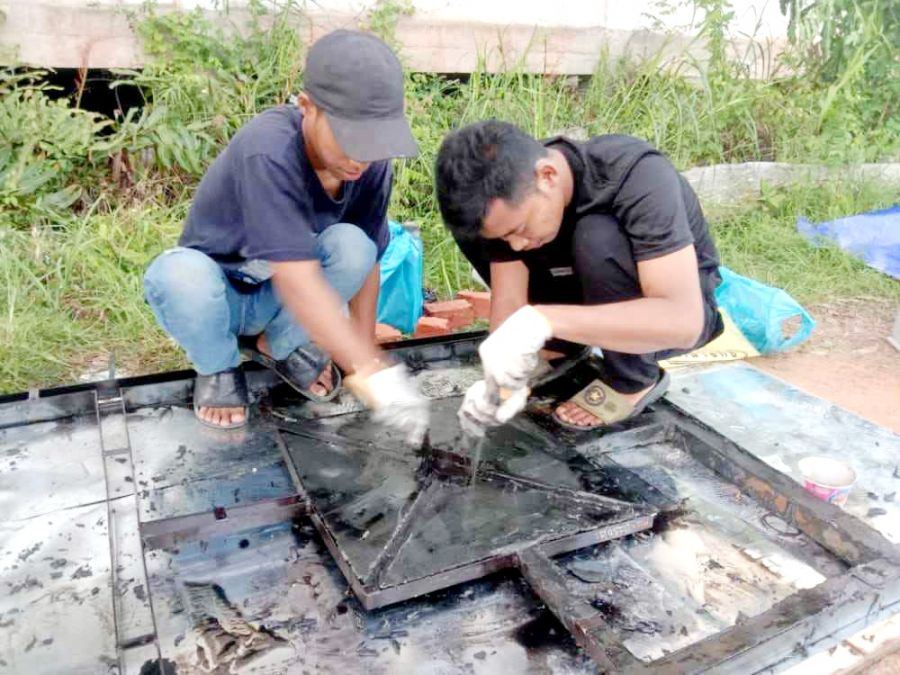 Sampah Jadi Masalah Global, Mapala Pamsaka Sumbangkan Kantong Pastik Kerumah Warga