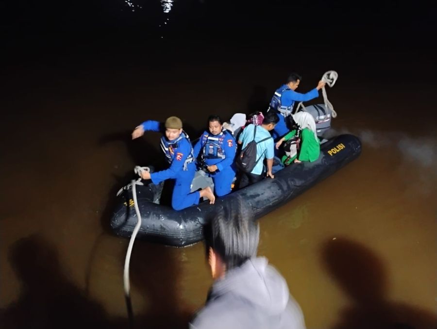 Sat Polairud Tanjab Barat Evakuasi Pasien Usus Buntu