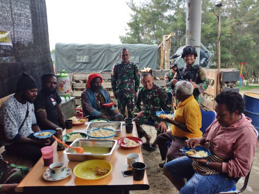 Satgas 412 Kostrad Berbagi Berkah di Hari Raya Idul Fitri Bersama Masyarakat Pedalaman Papua