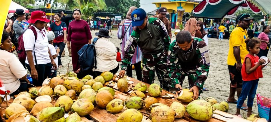 Satgas Pamtas Yonif 122/TS turut Mensukseskan kegiatan Festival Kelapa Ke-2 di Kampung Skouw Yambe