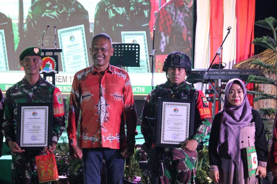Satgas Pamtas Yonif 132/BS Menerima Penghargaan Dari Danrem 172/PWY