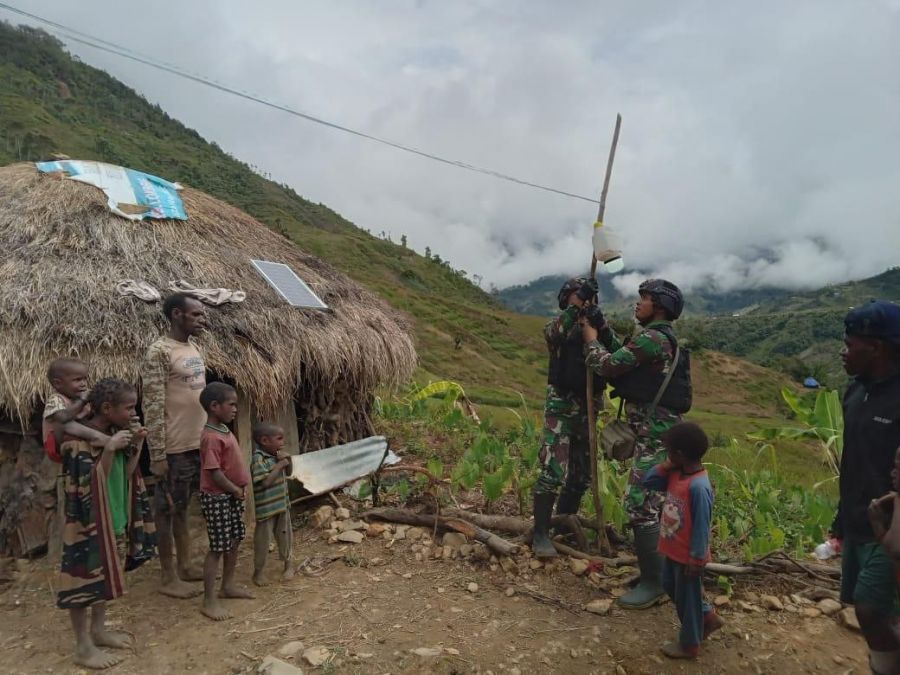 Satgas Satuan Organik Yonif Raider 321/GT Bantu Pemasangan Instalasi Listrik Warga Distrik Mbua