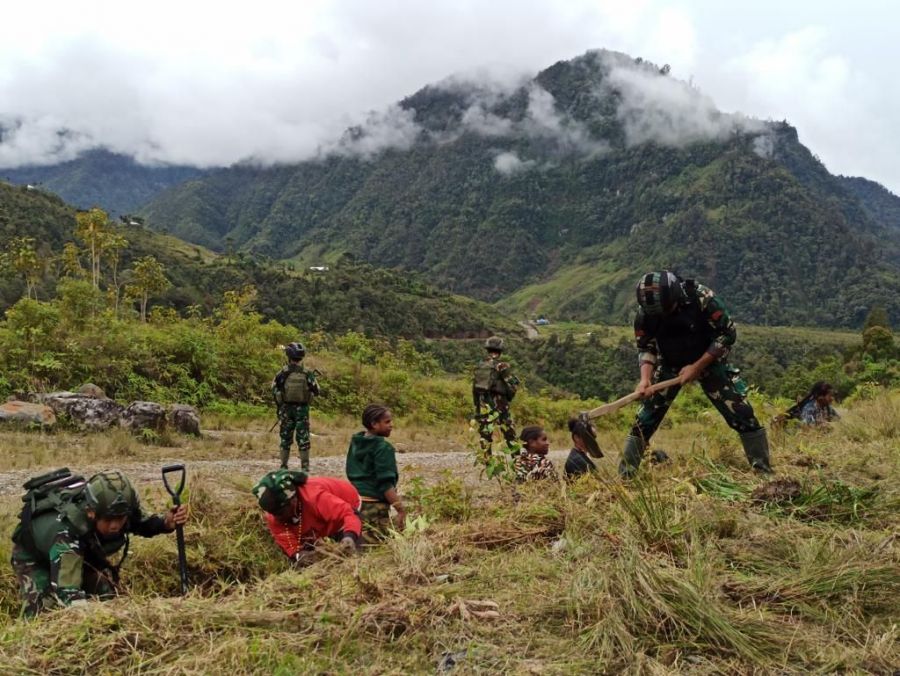 Satgas Satuan Organik Yonif Raider 321/GT Kostrad Bersama Masyarakat Gelar Kerja Bakti