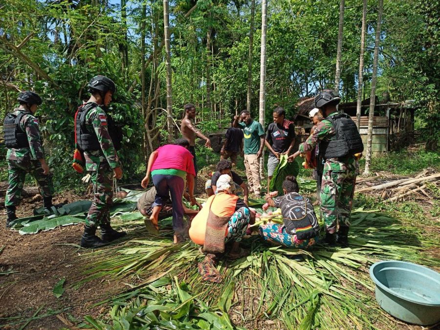 Satgas Yonif 132/BS di Uundang Masyarakat Mosso ke Acara Bakar Batu