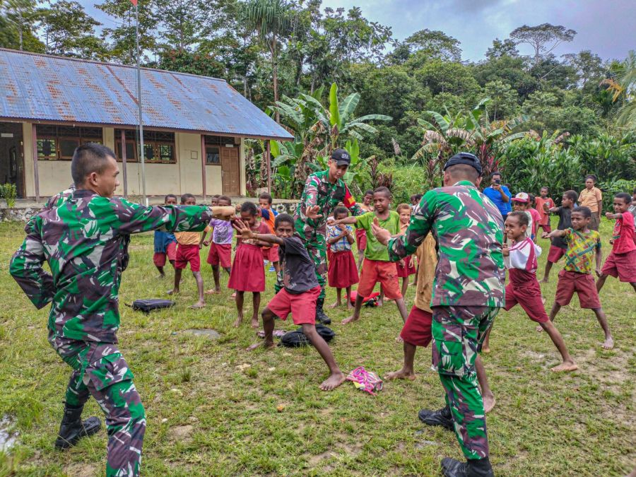 Satgas Yonif 132/BS Perkenalkan Seni Bela Diri Kepada Anak-anak di Perbatasan Papua