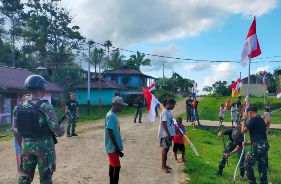 Satgas Yonif 623 Bersama Warga Merah Putihkan Jalan Kampung Bori di Papua