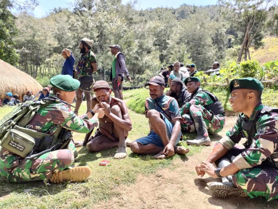 Satgas Yonif Mekanis 203/AK Adakan Acara Bakar Batu bersama masyarakat Distrik Tima