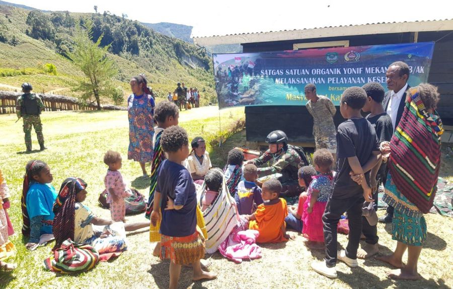 Satgas Yonif Mekanis 203/AK Berikan Pelayanan Kesehatan Kepada Masyarakat Papua