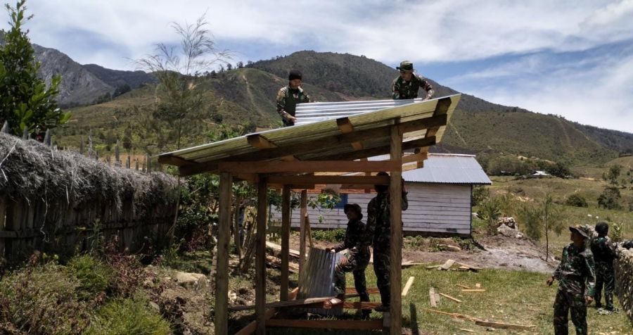 Satgas Yonif Mekanis 203/AK Turut Andil Dalam Perehaban Gereja di Papua