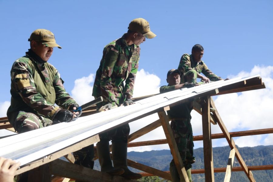 Satgas Yonif MR 412 Kostrad Bantu Pembangunan Rumah Milik Pendeta